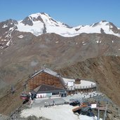 grawand gipfelkreuz blick auf seilbahnstation gletscherbahn dahinter weisskugel