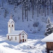 winter in walten wans wannserhof st johann von nepomuk kapelle