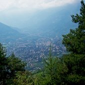 hafling blick auf meran im hitzedunst