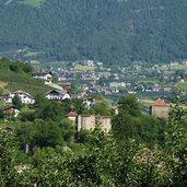 meran dorf tirol blick auf zenoburg