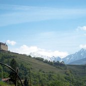 schloss tirol dahinter hirzer