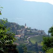 dorf tirol von schloss tirol aus gesehen