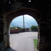 dorf tirol schloss tirol blick auf meran