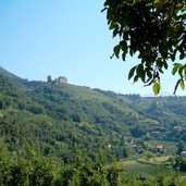 schloss tirol darunter kirchlein st peter dorf tirol