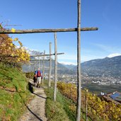 tschermser waalweg bei eggbauer herbst wanderer