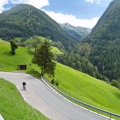 jaufenpass strasse bei st leonhard radfahrer