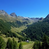 aussicht foessalm richtung untere gostalm bei rabenstein hinterpasseier