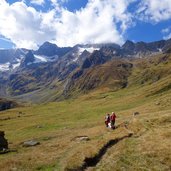 wanderer am weg a seebertal dahinter hoher first