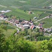 blick hinab auf burgstall