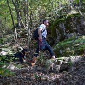 sunnseiten steig burgstall voeran person hund