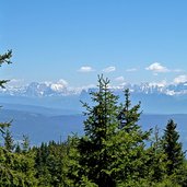 rauher buehel blick auf dolomiten