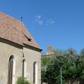 fruehling bei kirche naturns schloss hochnaturns