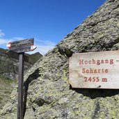 Hochgang Scharte Holzschild und Wegweiser