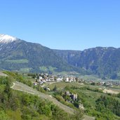 brunnenburg und dorf tirol