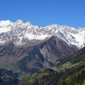 blick richtung stuls bis ulfas dahinter rauhesjoch herbst fr