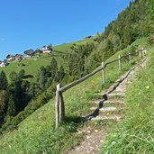 aufstieg meraner hoehenweg zu dorf tiroler muthoefe