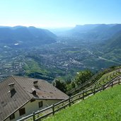 blick auf meran richtung bozen von muthoefe aus