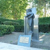 statue im thermenpark meran romuald binder
