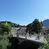 meran kirchturm und postbruecke