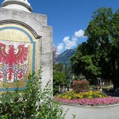 meran wappen und blumen kurpromenade