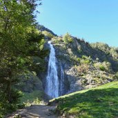 wanderweg im zieltal zum wasserfall