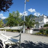 meran kurpromenade blumen kurhaus parkbank