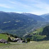 blick auf patleid hof darunter juval und vinschgau bei tschars und kastelbell