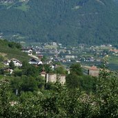 meran dorf tirol blick auf zenoburg