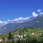 meran dorf tirol blick auf zenoberg