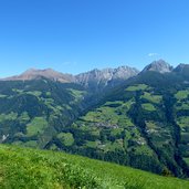 blick auf verdins und hirzergebiet vom meraner hoehenweg bei gfeis aus