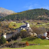 herbst bei schloss annenberg dahinter ratschill hoefe