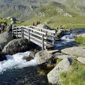 Spronser Seen Kaser Lacke Bach Abfluss Bruecke Wanderer