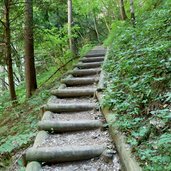 schlucht wasserfall bus del pis bei tret st felix pfad mit stufen