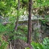 waalweg mit rohrleitung drunter ueber bach