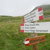wegweiser weg hoehenweg oberhalb proveis