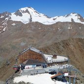 grawand gipfelkreuz blick auf seilbahnstation gletscherbahn dahinter weisskugel