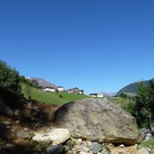 wiesen hoefe und kirche bei ulfas steine