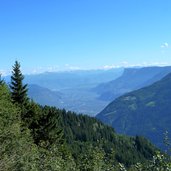 ausblick ueber etschtal vom meraner hohehenweg