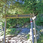 eingang meraner hoehenweg bei leiteralm