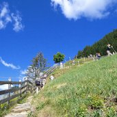 dorf tirol hochmuth aufstieg zu gasthof steinegg