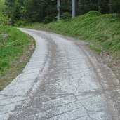 betonierte steile stellen am forstweg