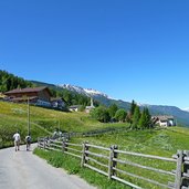 algund ortsteil aschbach weg ins dorf von seilbahnstation