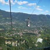 dorf tirol erdpyramiden bei schloss tirol seilbahn hochmuth