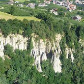 dorf tirol erdpyramiden bei schloss tirol