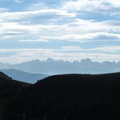 weg meran blick richtung dolomiten rosengarten shilouette