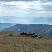 mittager huette und dolomiten