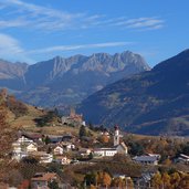 naturns dorf im herbst