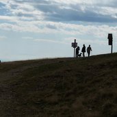 wanderer und hund bei mittager huette