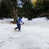 aufstieg wald steil schneeschuhe person