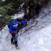 aufstieg wald steil schneeschuhe person